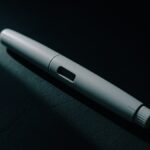 Un stylo injecteur isolé sous un faisceau étroit : la dose de 5 mg en question
