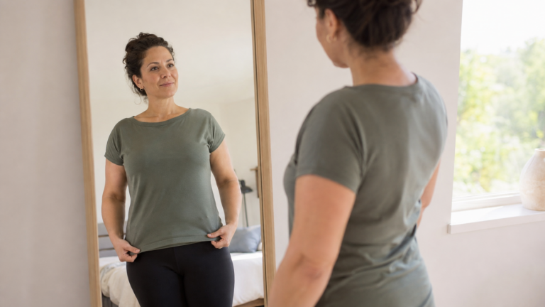 Femme observant les changements de sa silhouette après une perte de poids sous Ozempic